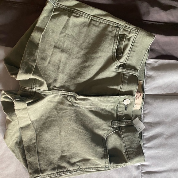 Hollister Pants - Hollister olive shorts size 0